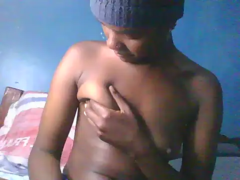 Snapshot of Petite-divaa chatting on June 4, 2026, 5:28 pm Petite-divaa online show from June 4, 2026, 5:28 pm