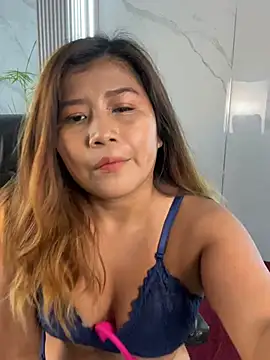 Snapshot of LyraMilano chatting on May 27, 2026, 12:34 pm LyraMilano online show from May 27, 2026, 12:34 pm