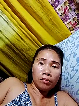 Snapshot of hotmom_lyn chatting on June 12, 2026, 9:23 pm hotmom lyn online show from June 12, 2026, 9:23 pm