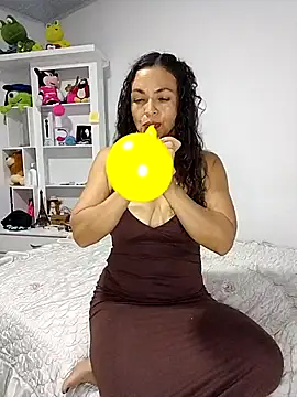 Snapshot of bella-diaz chatting on June 6, 2026, 5:01 am bella-diaz online show from June 6, 2026, 5:01 am