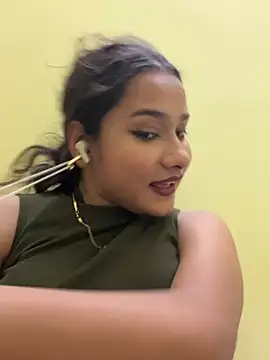 Snapshot of Yalina_ chatting on June 9, 2026, 8:32 pm Yalina online show from June 9, 2026, 8:32 pm