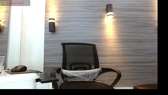 Snapshot of LeleHott01 chatting on July 1, 2026, 2:34 am LeleHott01 online show from July 1, 2026, 2:34 am