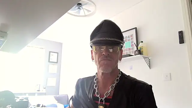 Snapshot of NottsLeather chatting on June 7, 2026, 9:36 am NottsLeather online show from June 7, 2026, 9:36 am