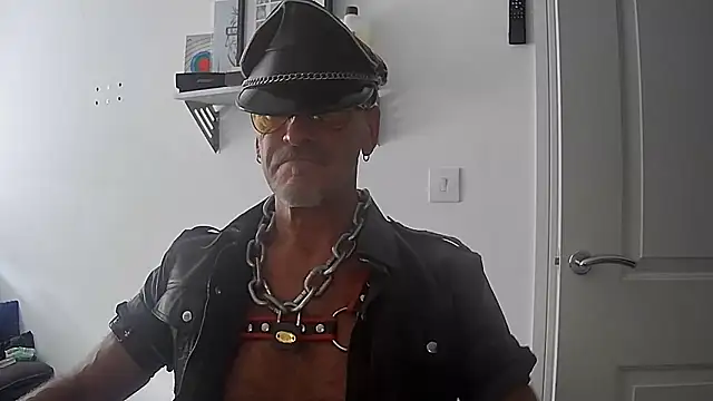 Snapshot of NottsLeather chatting on June 21, 2026, 2:23 pm NottsLeather online show from June 21, 2026, 2:23 pm
