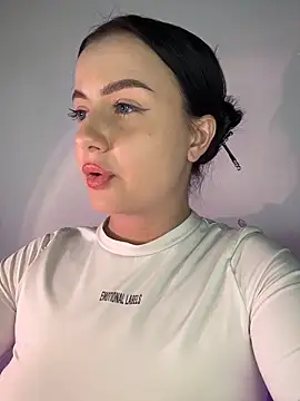 Snapshot of QueenL0la chatting on May 27, 2026, 5:20 pm QueenL0la online show from May 27, 2026, 5:20 pm