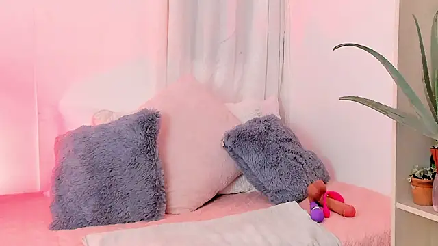 Snapshot of SarahRouge chatting on July 16, 2026, 1:57 am SarahRouge online show from July 16, 2026, 1:57 am