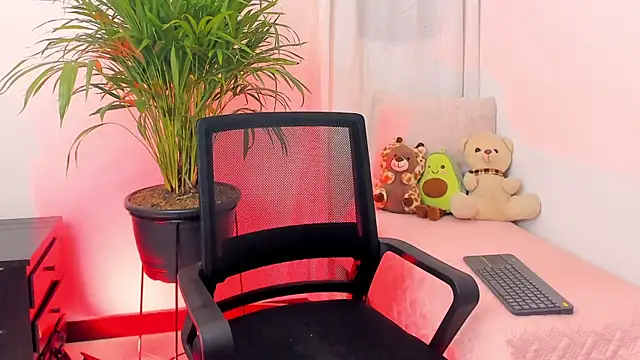 Snapshot of SarahRouge chatting on July 5, 2026, 4:19 am SarahRouge online show from July 5, 2026, 4:19 am