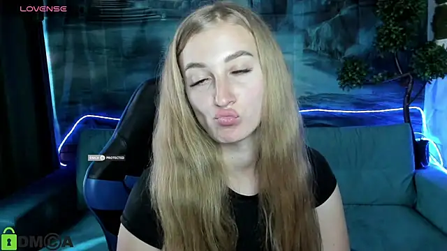 MonicaMoonlit online show from May 27, 2026, 1:51 pm