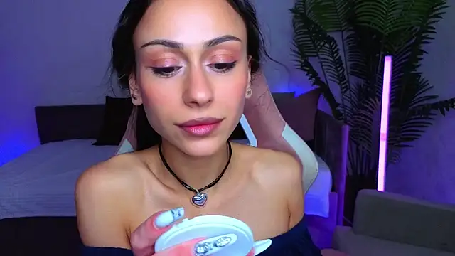 Snapshot of Petite_Moly chatting on May 29, 2026, 8:42 am Petite Moly online show from May 29, 2026, 8:42 am