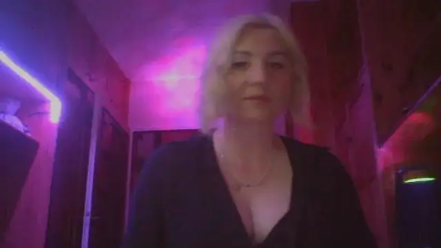 Snapshot of LunaaKiss chatting on June 6, 2026, 10:59 pm LunaaKiss online show from June 6, 2026, 10:59 pm