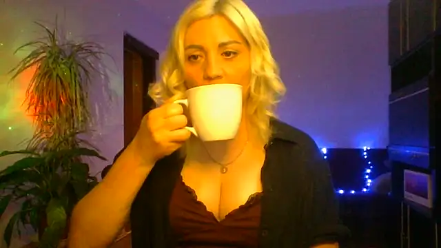 Snapshot of LunaaKiss chatting on June 12, 2026, 8:39 pm LunaaKiss online show from June 12, 2026, 8:39 pm
