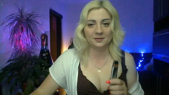 Snapshot of LunaaKiss chatting on June 18, 2026, 7:41 pm LunaaKiss online show from June 18, 2026, 7:41 pm