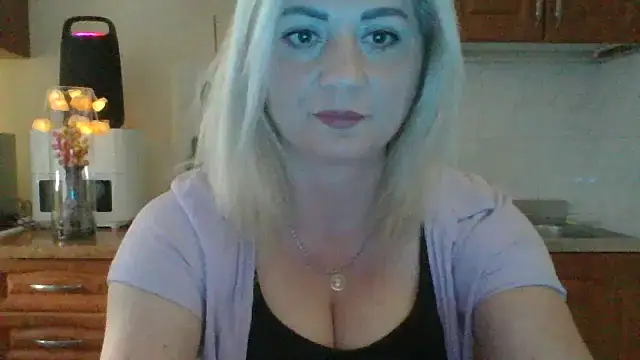 Snapshot of LunaaKiss chatting on June 2, 2026, 12:49 pm LunaaKiss online show from June 2, 2026, 12:49 pm