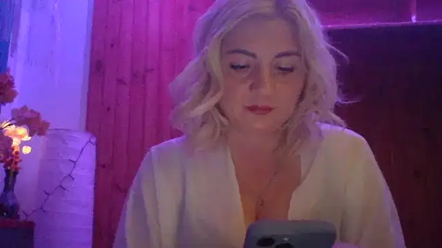Snapshot of LunaaKiss chatting on June 1, 2026, 10:09 pm LunaaKiss online show from June 1, 2026, 10:09 pm