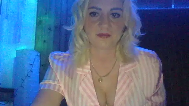 Snapshot of LunaaKiss chatting on June 3, 2026, 10:25 pm LunaaKiss online show from June 3, 2026, 10:25 pm