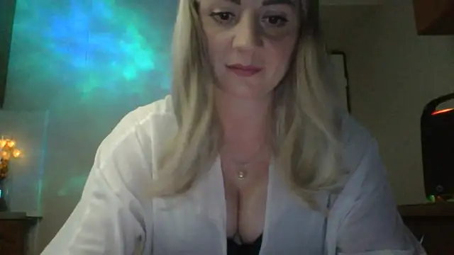 Snapshot of LunaaKiss chatting on June 10, 2026, 8:32 pm LunaaKiss online show from June 10, 2026, 8:32 pm