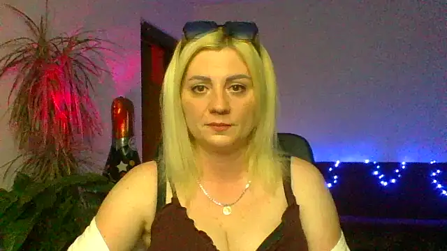 Snapshot of LunaaKiss chatting on June 27, 2026, 7:42 pm LunaaKiss online show from June 27, 2026, 7:42 pm