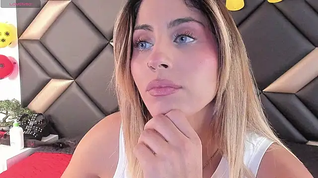 Snapshot of AdrianaHarlow chatting on July 2, 2026, 4:24 pm AdrianaHarlow online show from July 2, 2026, 4:24 pm