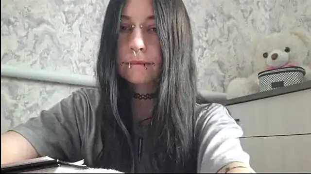Snapshot of KrissyHiott chatting on June 5, 2026, 4:06 am KrissyHiott online show from June 5, 2026, 4:06 am