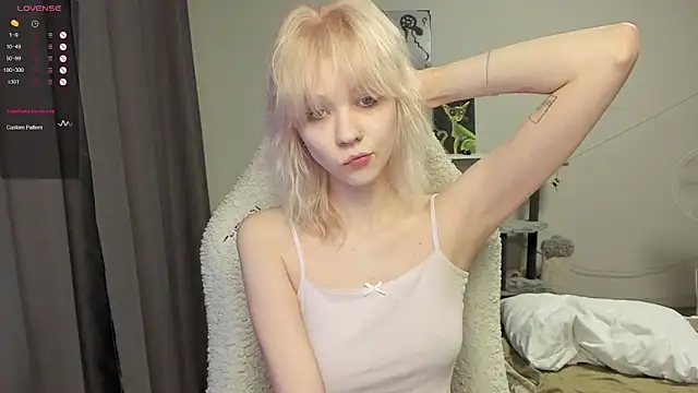 Snapshot of voguecaroline chatting on July 16, 2026, 8:39 pm voguecaroline online show from July 16, 2026, 8:39 pm