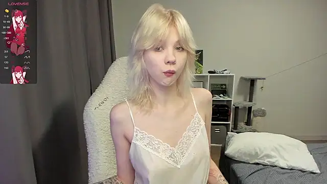 Snapshot of voguecaroline chatting on August 3, 2026, 8:15 pm voguecaroline online show from August 3, 2026, 8:15 pm