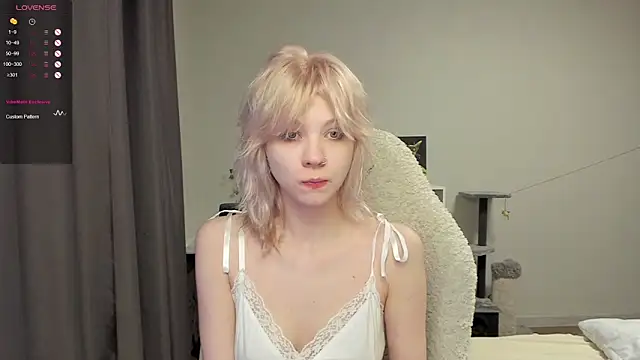 Snapshot of voguecaroline chatting on July 21, 2026, 8:21 pm voguecaroline online show from July 21, 2026, 8:21 pm