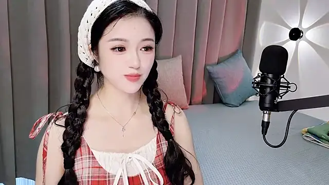 Snapshot of Momo-Wow chatting on June 19, 2026, 6:52 am Momo-Wow online show from June 19, 2026, 6:52 am