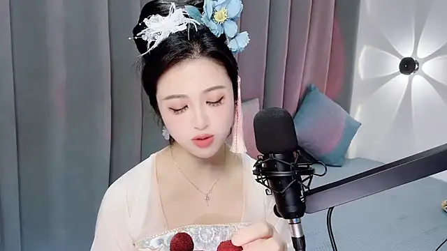 Snapshot of Momo-Wow chatting on June 15, 2026, 6:35 am Momo-Wow online show from June 15, 2026, 6:35 am