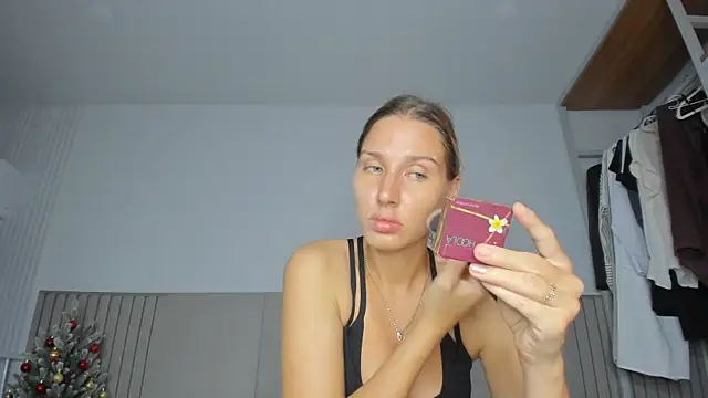 Snapshot of SofiClimbing chatting on December 19, 2025, 1:42 am SofiClimbing online show from December 19, 2025, 1:42 am