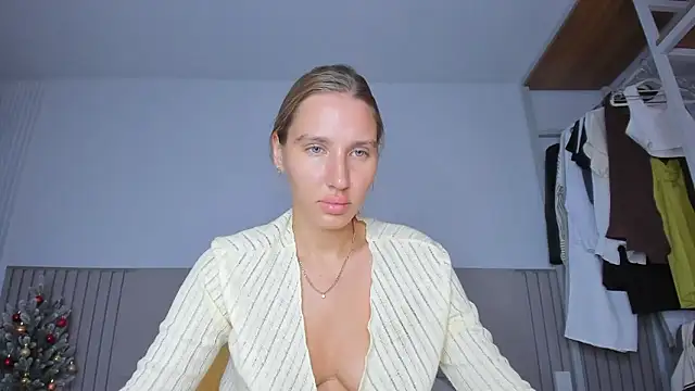 Snapshot of SofiClimbing chatting on December 18, 2025, 1:22 am SofiClimbing online show from December 18, 2025, 1:22 am