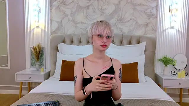 Snapshot of LauraDiazz chatting on June 12, 2026, 6:27 pm LauraDiazz online show from June 12, 2026, 6:27 pm