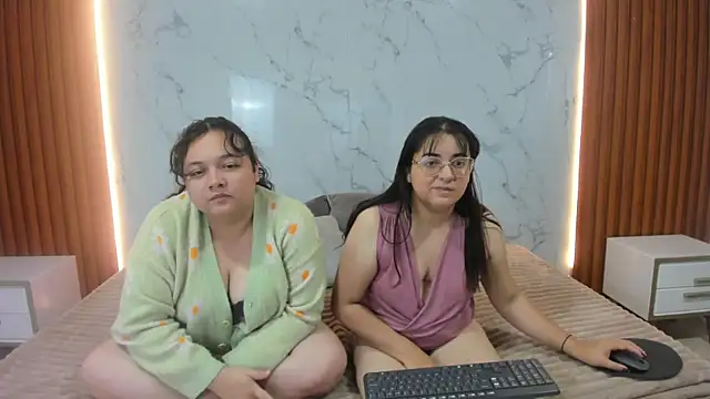 Snapshot of genesis_y_moon chatting on July 9, 2026, 12:26 pm genesis y moon online show from July 9, 2026, 12:26 pm