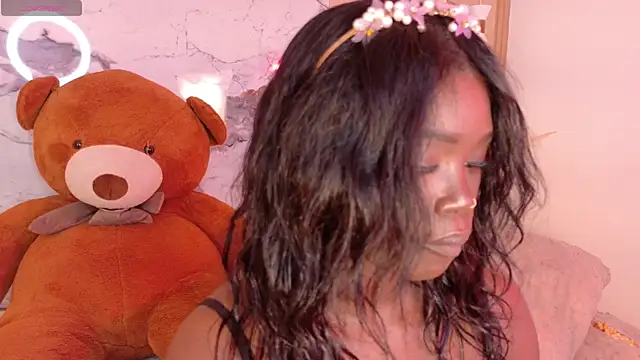 Snapshot of EmiilyLovex chatting on June 16, 2026, 4:40 pm EmiilyLovex online show from June 16, 2026, 4:40 pm