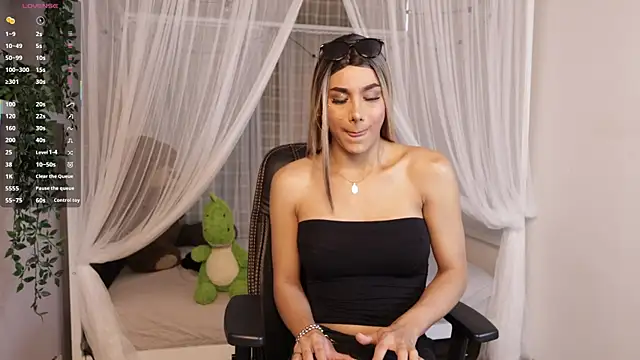Snapshot of Martinaa_Rose chatting on June 26, 2026, 12:44 pm Martinaa Rose online show from June 26, 2026, 12:44 pm