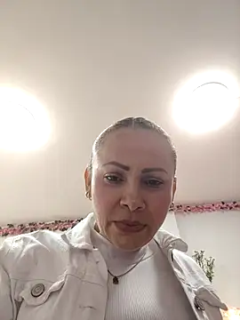Snapshot of Sol_brillante chatting on July 11, 2026, 8:09 pm Sol brillante online show from July 11, 2026, 8:09 pm