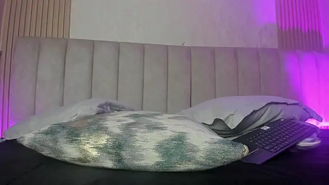 julimonroe  online show from July 9, 2026, 1:17 am