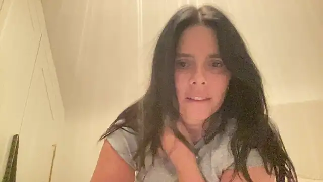 Snapshot of JadeLucy chatting on June 4, 2026, 8:13 pm JadeLucy online show from June 4, 2026, 8:13 pm