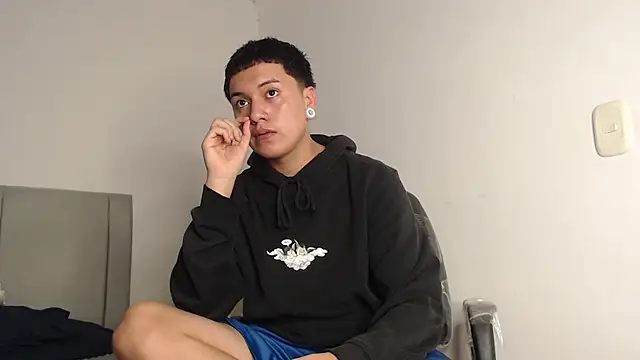 Snapshot of Owenn__blueee chatting on July 22, 2026, 6:10 pm Owenn blueee online show from July 22, 2026, 6:10 pm