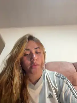 Snapshot of Issie_01 chatting on June 30, 2026, 3:17 am Issie 01 online show from June 30, 2026, 3:17 am