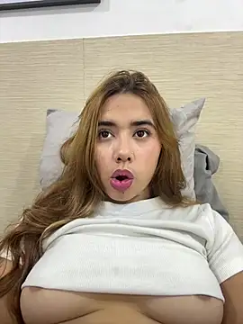 Snapshot of Issie_01 chatting on July 24, 2026, 10:50 pm Issie 01 online show from July 24, 2026, 10:50 pm