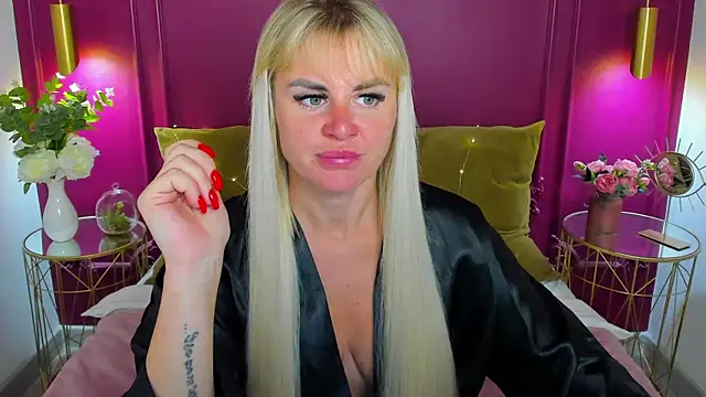 Snapshot of LilyDav chatting on July 9, 2026, 5:19 am LilyDav online show from July 9, 2026, 5:19 am