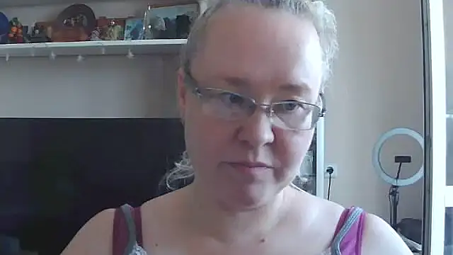 Snapshot of Viola27 chatting on July 19, 2026, 7:28 am Viola27 online show from July 19, 2026, 7:28 am