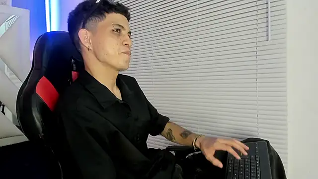 cameron lux77 online show from June 26, 2026, 3:45 am