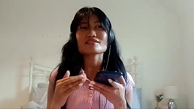 Snapshot of MichelEdland chatting on June 17, 2026, 1:43 pm MichelEdland online show from June 17, 2026, 1:43 pm