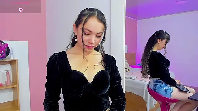 AshleyBenoitt online show from June 12, 2026, 1:20 pm
