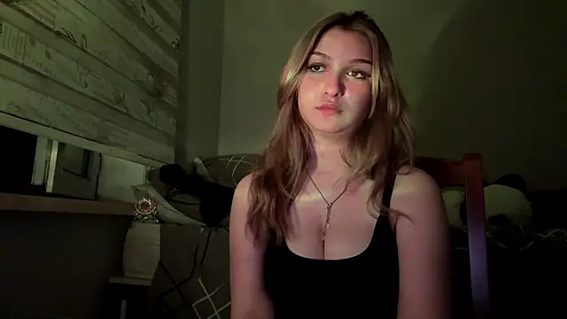 Snapshot of CloudyFoxy chatting on June 16, 2026, 9:04 pm CloudyFoxy online show from June 16, 2026, 9:04 pm