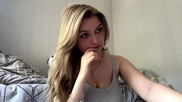 Snapshot of CloudyFoxy chatting on June 13, 2026, 11:08 am CloudyFoxy online show from June 13, 2026, 11:08 am