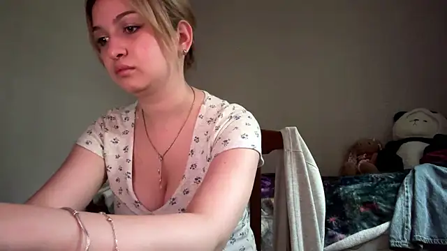Snapshot of CloudyFoxy chatting on July 3, 2026, 1:23 am CloudyFoxy online show from July 3, 2026, 1:23 am