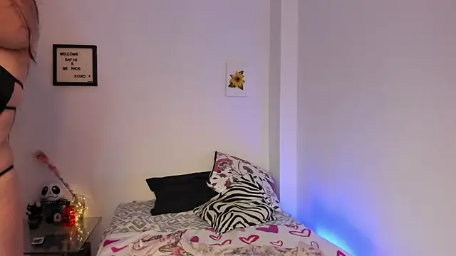 Snapshot of LauraToro_ chatting on November 22, 2025, 10:08 pm LauraToro online show from November 22, 2025, 10:08 pm