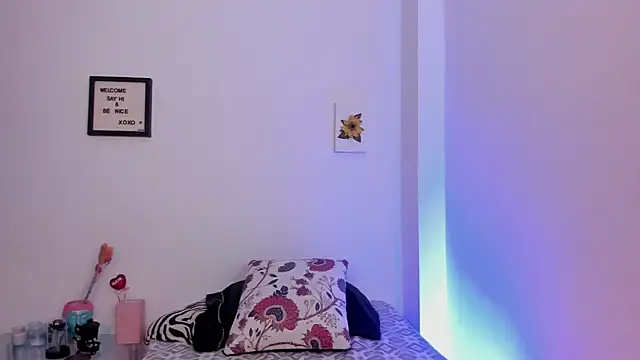 LauraToro  online show from March 16, 2026, 4:10 pm